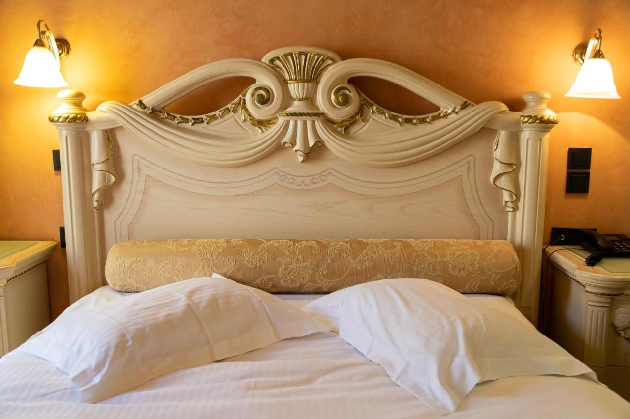 Anastazia Luxury & 2*