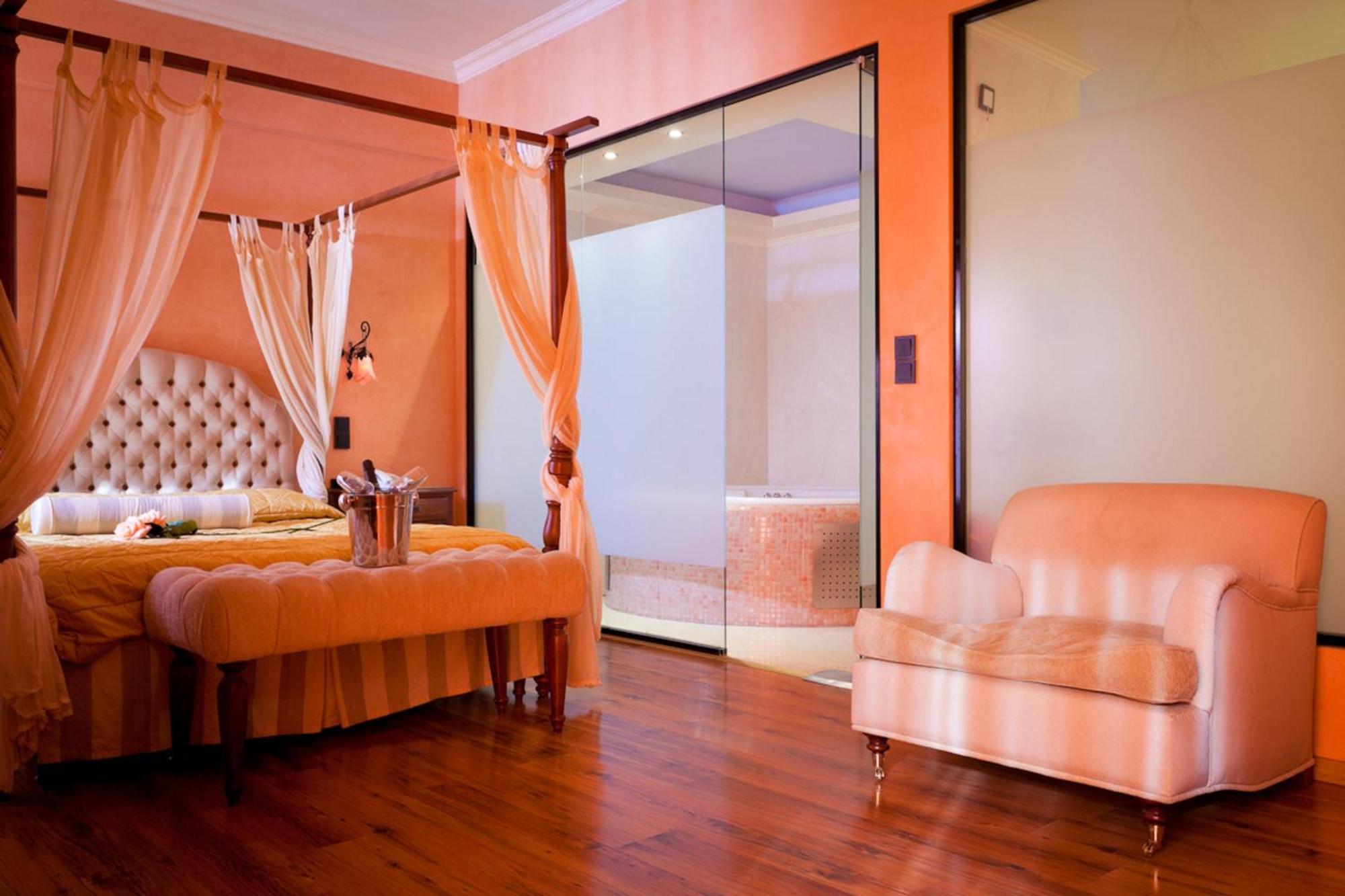 Anastazia Luxury & 2*
